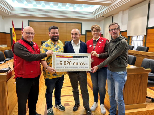 Jesús Arenas entrega 6.020 euros a Cruz Roja Villarrobledo recaudados en la XIII Gala Ayudando con la Risa