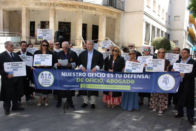 Abogados de Ciudad Real se concentran ante la Subdelegación para exigir al Ministerio de Justicia mejoras en el Turno de Oficio