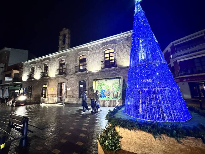 Malagón estrena su alumbrado navideño con un árbol luminoso como eje central