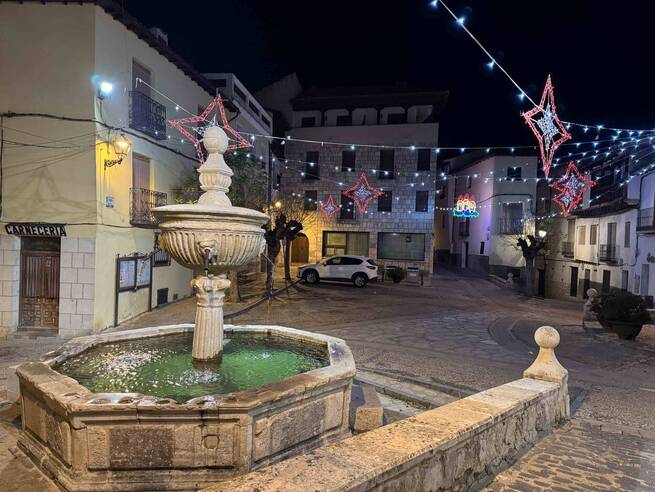 Los niños de Pastrana encienden la primera Navidad con pregón de la villa ducal