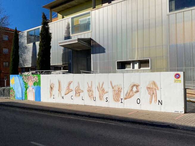 El Centro Frida Kahlo de Alcázar luce un nuevo mural con lenguaje de signos