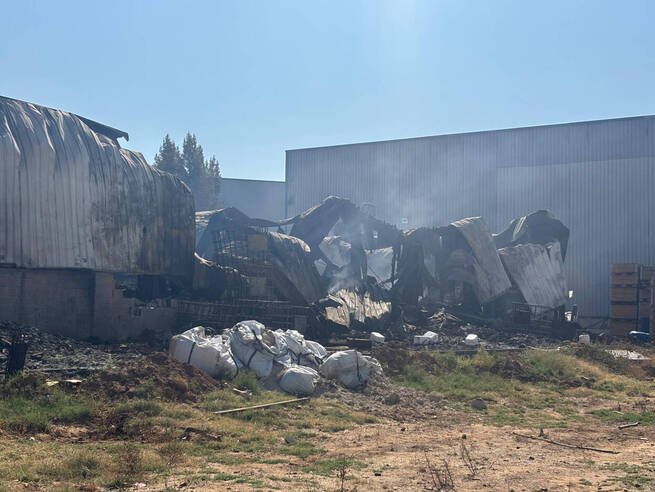 Azuqueca de Henares mantiene restricciones en la avenida de Lyon tras controlar el incendio industrial