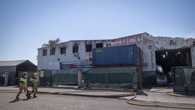 Azuqueca prevé extinguir el incendio del polígono Ródano esta semana tras controlar las emisiones