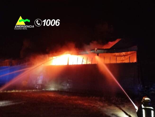 Los bomberos de ciudad real extinguen un incendio en una nave de maquinaria en Almagro tras una noche de intenso trabajo