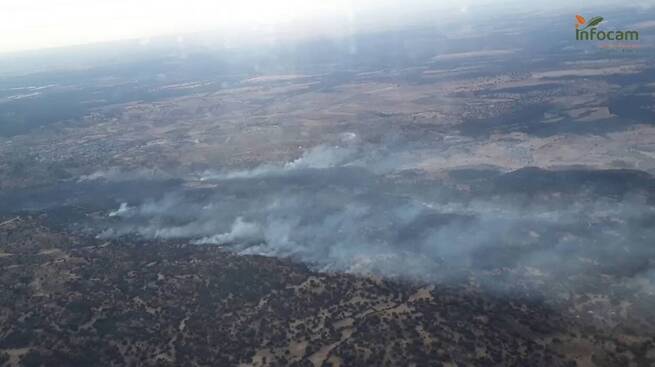 El incendio forestal de Almorox escala a nivel 1 durante la noche tras reducirse inicialmente