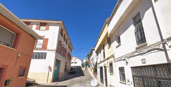 Seis afectados por inhalación de humo en un incendio en un almacén de fontanería de Cabanillas del Campo