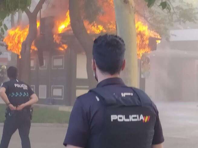 Se quema un quiosco de helados en el Paseo de San Gregorio de Puertollano