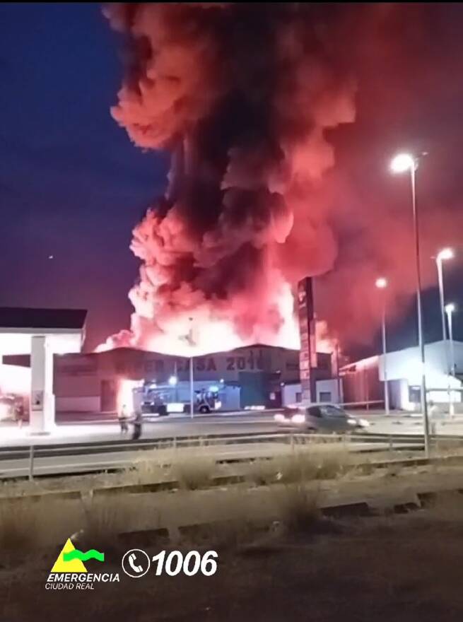 Declarado un incendio en una nave de bazar chino en Tomelloso