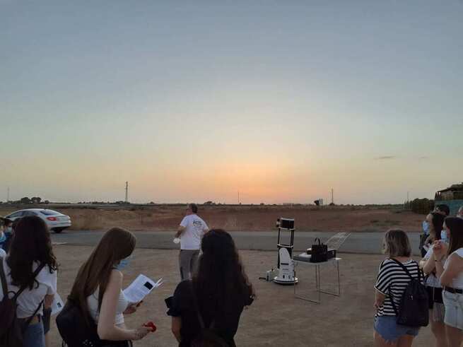 Los jóvenes de Manzanares disfrutan de la observación astronómica celebrada junto al Molino Grande