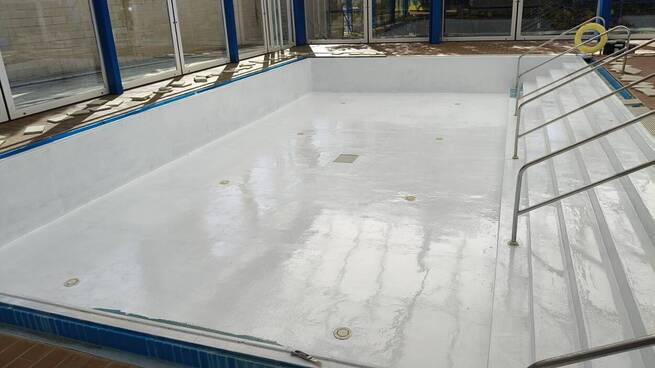 El PSOE de La Solana denuncia mala gestión en las obras de la piscina climatizada tras varias caídas de usuarios