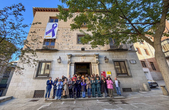 Milagros Tolón despliega el lazo morado en Toledo contra la violencia machista en el 25N