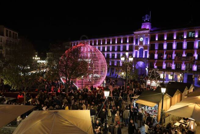 Toledo enciende la Navidad con un mensaje solidario y luces de producción local