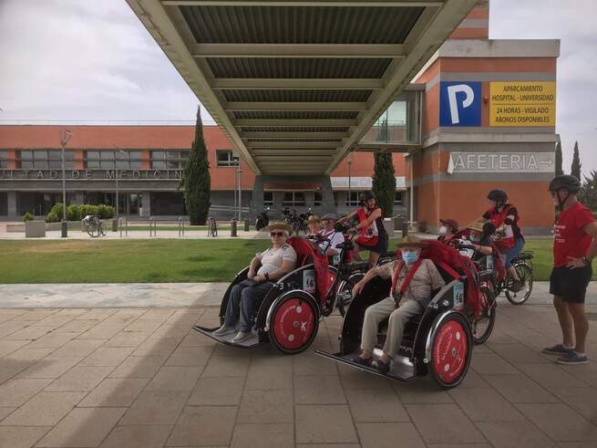 Medicina de Albacete abandera su responsabilidad social junto a la ONG En Bicis sin Edad en una jornada con personas mayores