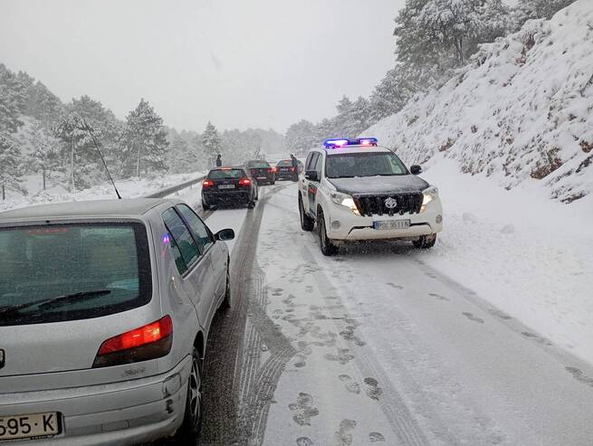 La nieve provoca cortes totales y restricciones en las carreteras de montaña de la Sierra de Albacete
