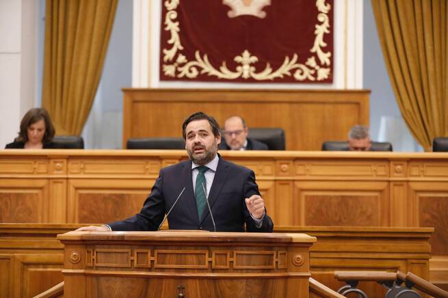 El PP carga contra la gestión de Page en sanidad, autónomos e infraestructuras durante tenso pleno autonómico