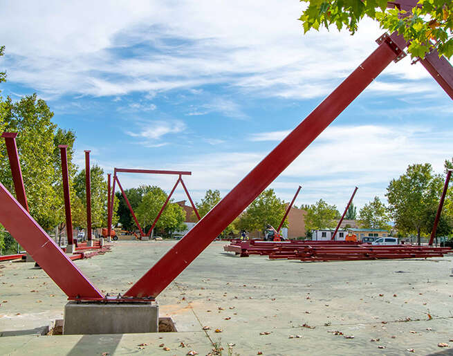 Comienza a levantarse la estructura de la nueva cubierta del Parque de Ferias de Marchamalo