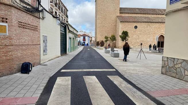 Cañizares y Valverde constatan la transformación de la Plaza de Santiago de Ciudad Real tras una inversión de 300.000 euros