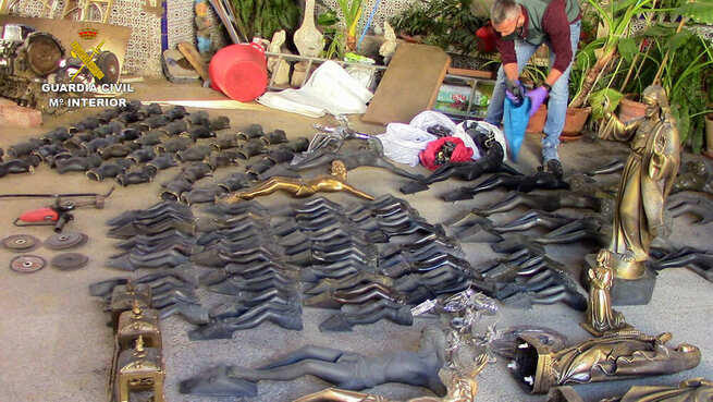 Detenidas cinco personas relacionadas con numerosos robos en cementerios de la provincia de Toledo