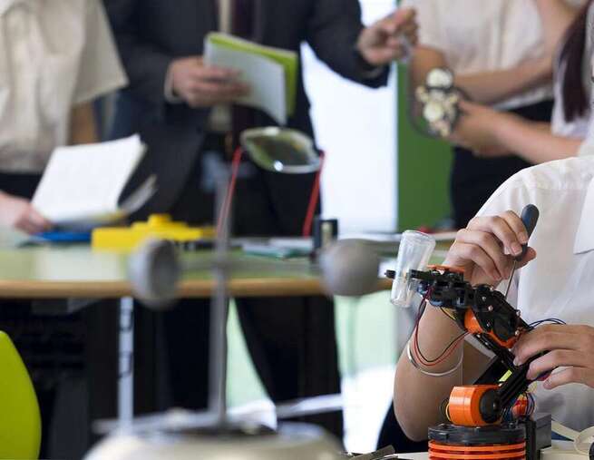 García-Page anuncia un “importante impulso” a la FP el próximo curso con 12 millones de euros para material tecnológico y nuevos ciclos y cursos de especialización