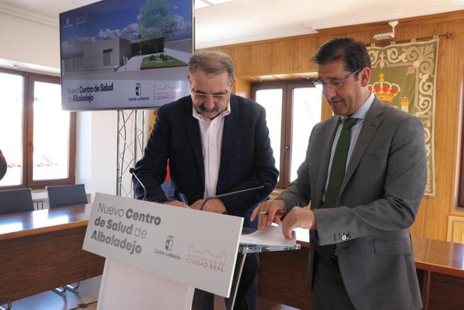 El Gobierno de Castilla-La Mancha y la Diputación de Ciudad Real firman un protocolo para dotar al municipio de Albaladejo de un nuevo centro de salud