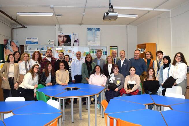 Cuenca estrena un aula simulada de Farmacia para formar a los futuros profesionales del sector