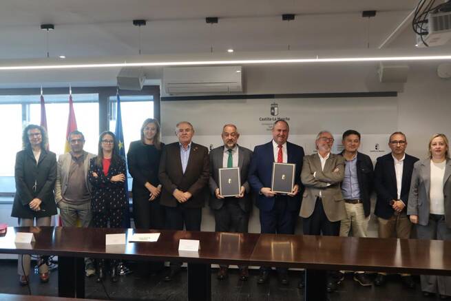 El convenio analizará costes de producción del vino, olivar, cereales y ganadería mientras se establece confinamiento aviar en toda la región