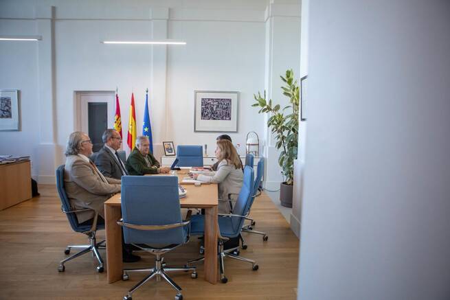 Gobierno regional y sindicatos acuerdan el refuerzo de servicios públicos en zonas rurales con los presupuestos de 2026