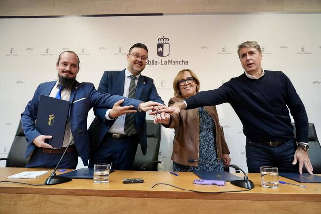 Castilla-La Mancha firma convenios con las federaciones de Folclore y Bandas de Música para apoyar la cultura regional