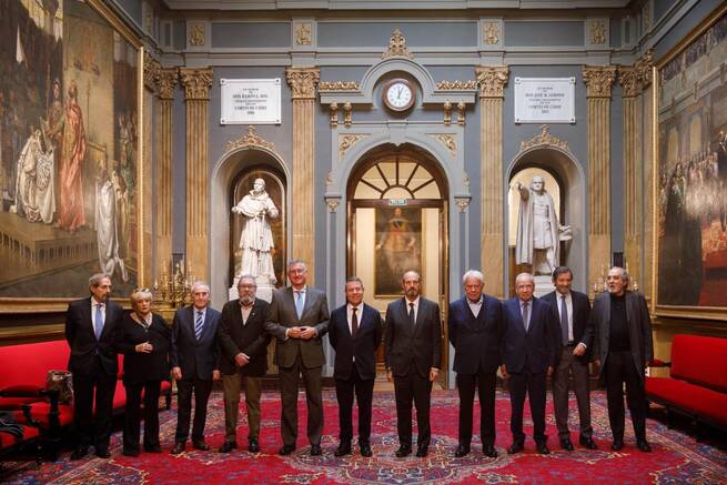 García-Page rinde homenaje a Javier Lambán en el Senado y alerta sobre el coste de no aprobar los presupuestos