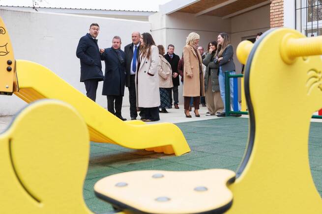 Castilla-La Mancha formará a 10.000 docentes en el uso de paneles digitales con una inversión de 530.000 euros