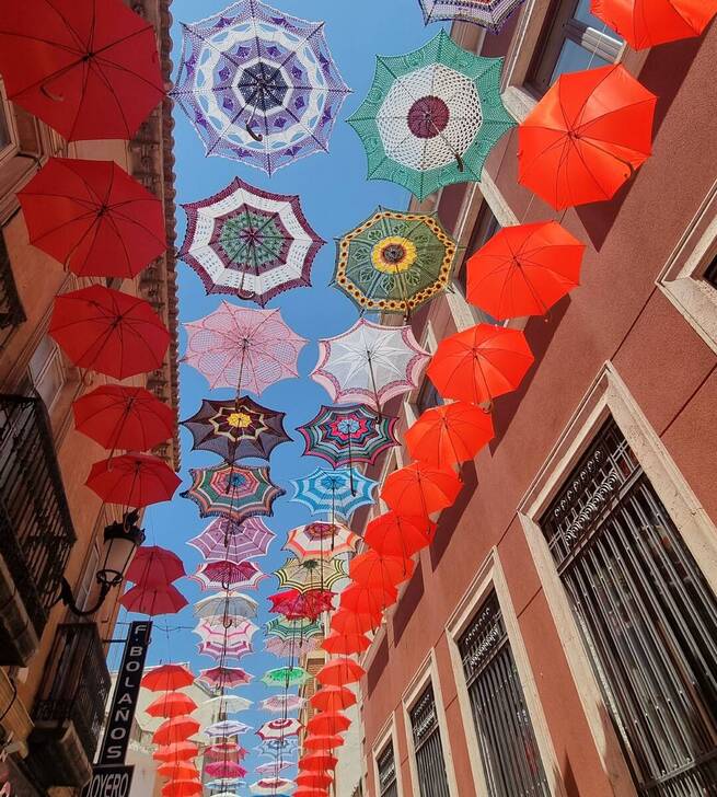 Valdepeñas subasta réplicas de sus icónicos paraguas de ganchillo con fines sociales