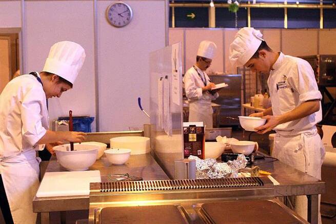 El paro baja en 136.100 personas y la tasa de desempleo se sitúa en el 9,93%, su nivel más bajo en el cuarto trimestre desde 2008