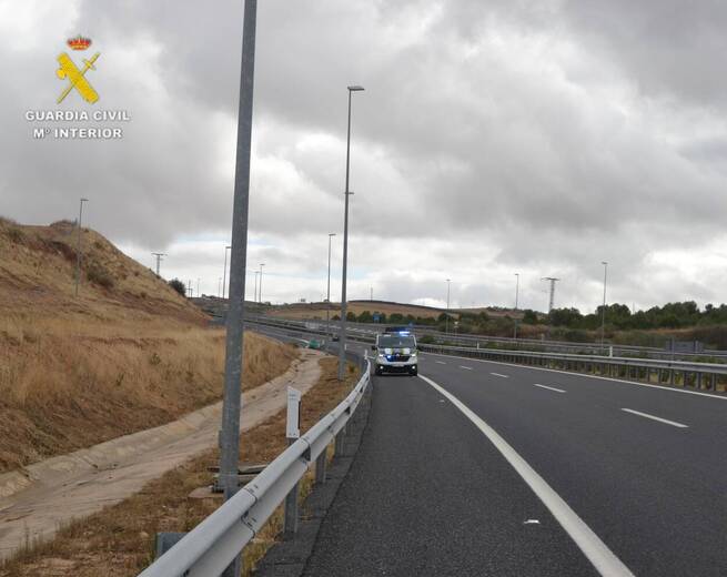 Un conductor sin permiso atropella a un peatón y huye tras dejarle herido grave en una autovía de Toledo