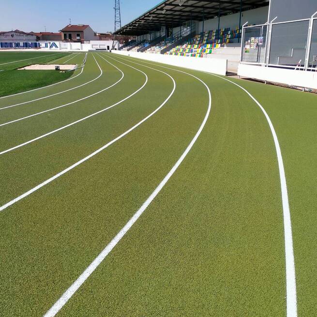 Valdepeñas estrena una pista de atletismo de seis calles en La Molineta con 260.000 euros de inversión