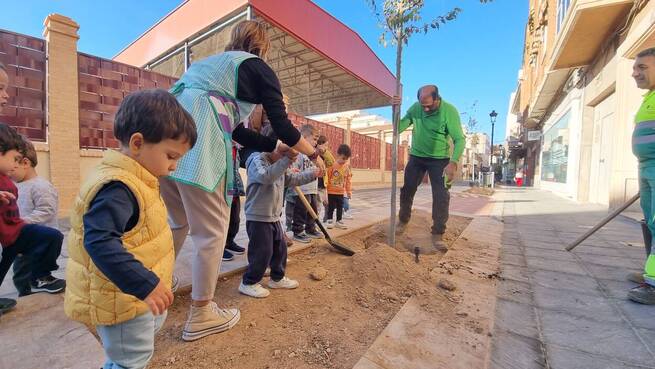 Escolares de Valdepeñas plantan seis almeces y aromáticas en el bulevar de Bataneros