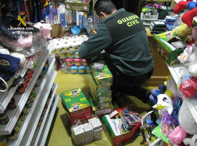 La Guardia Civil intensifica los controles de pirotecnia en Navidad para verificar su venta legal y segura