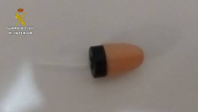 La Guardia Civil intercepta a un aspirante usando un "kit de espía" durante el examen teórico de conducir en Puertollano (Ciudad Real)