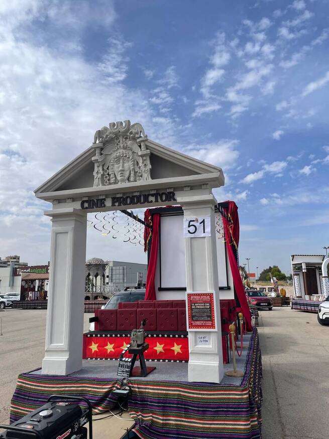 La carroza ‘Cine productor’ triunfa en la Cabalgata de la Feria 2025 de Albacete