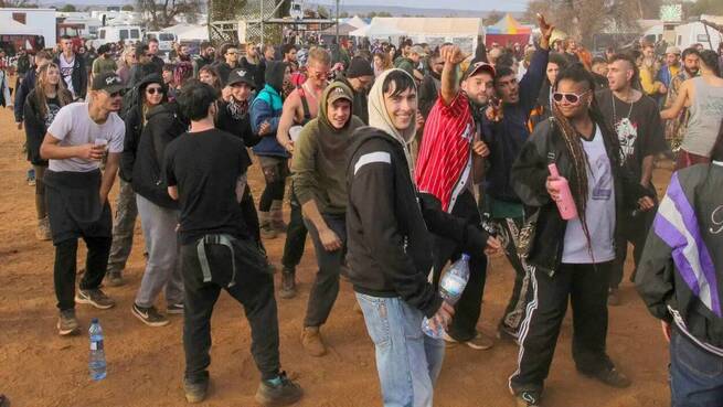 La rave no autorizada en Férez mantiene colapsados los accesos y genera malestar vecinal ante la falta de información oficial