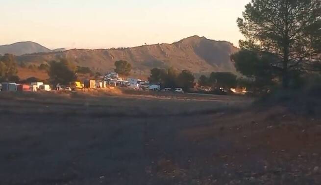 La rave ilegal en Férez genera caos y polémica tras difundirse vídeos de destrozos a un vehículo de la Guardia Civil