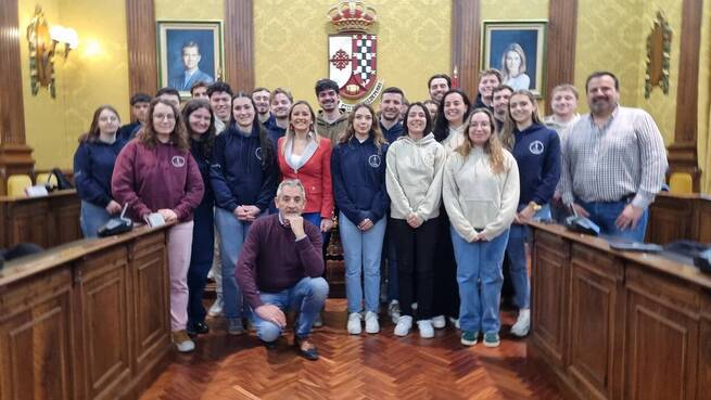 Jesús Martín recibe a jóvenes universitarios de la ciudad francesa de Cognac
