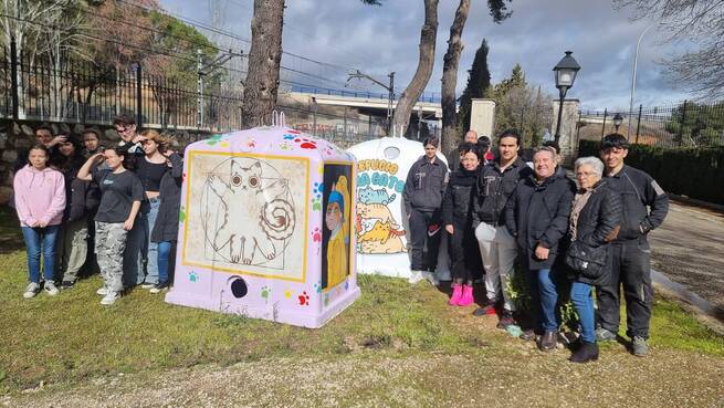 Valdepeñas transforma contenedores reciclados en refugios innovadores para colonias de gatos callejeros