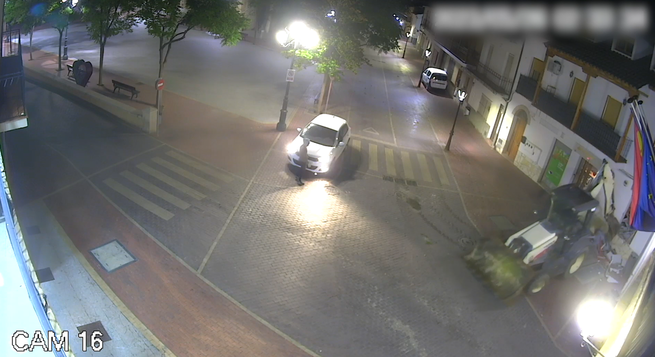 Cinco detenidos por reventar con una excavadora dos cajeros automáticos en Borox (Toledo)