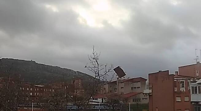 Un vecino graba el instante en que el tejado del colegio Severo Ochoa de Puertollano sale volando por los fuertes vientos