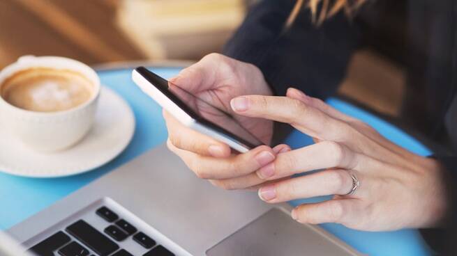 OCU logra que BBVA devuelva 8.620 euros a una víctima de smishing de 73 años