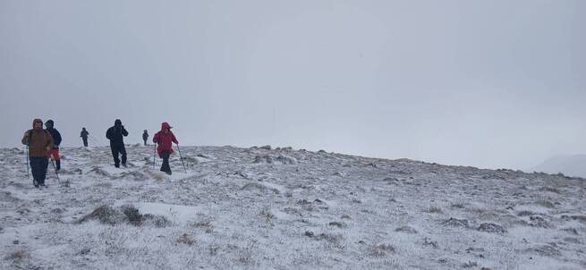 Senderistas de Tobarra desafían la nieve y el viento en una ruta invernal por la Sierra de Albacete