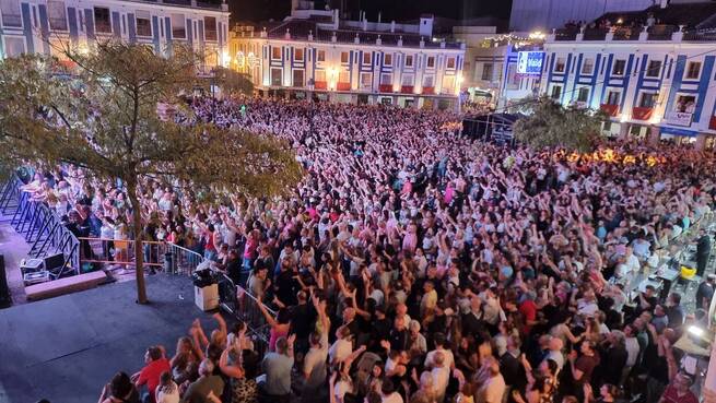 Valdepeñas despide sus fiestas del vino con un multitudinario viaje musical a los años 90 y 2000