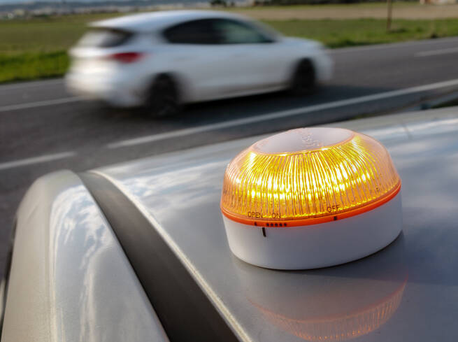 La DGT publica una instrucción para clarificar el uso de la señal V-16 en la circulación internacional