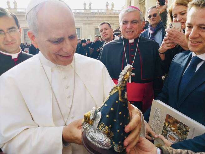 El obispo de Albacete entrega una navaja artesana al Papa León XIV durante la audiencia general en el Vaticano