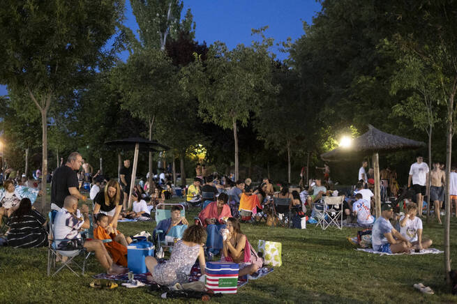 Cerca de 1.000 asistentes revitalizan el programa 'Viernes a la Luna' en Azuqueca con DJ Tapias